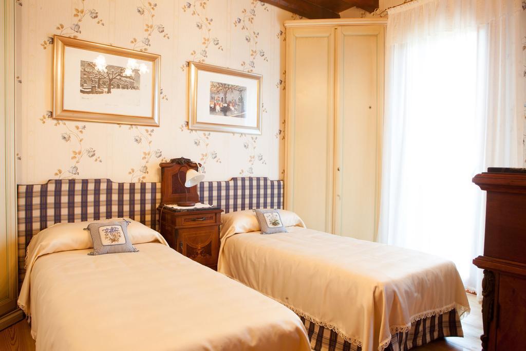 Al Vecchio Fienile Bed and Breakfast San Michele al Tagliamento Rum bild